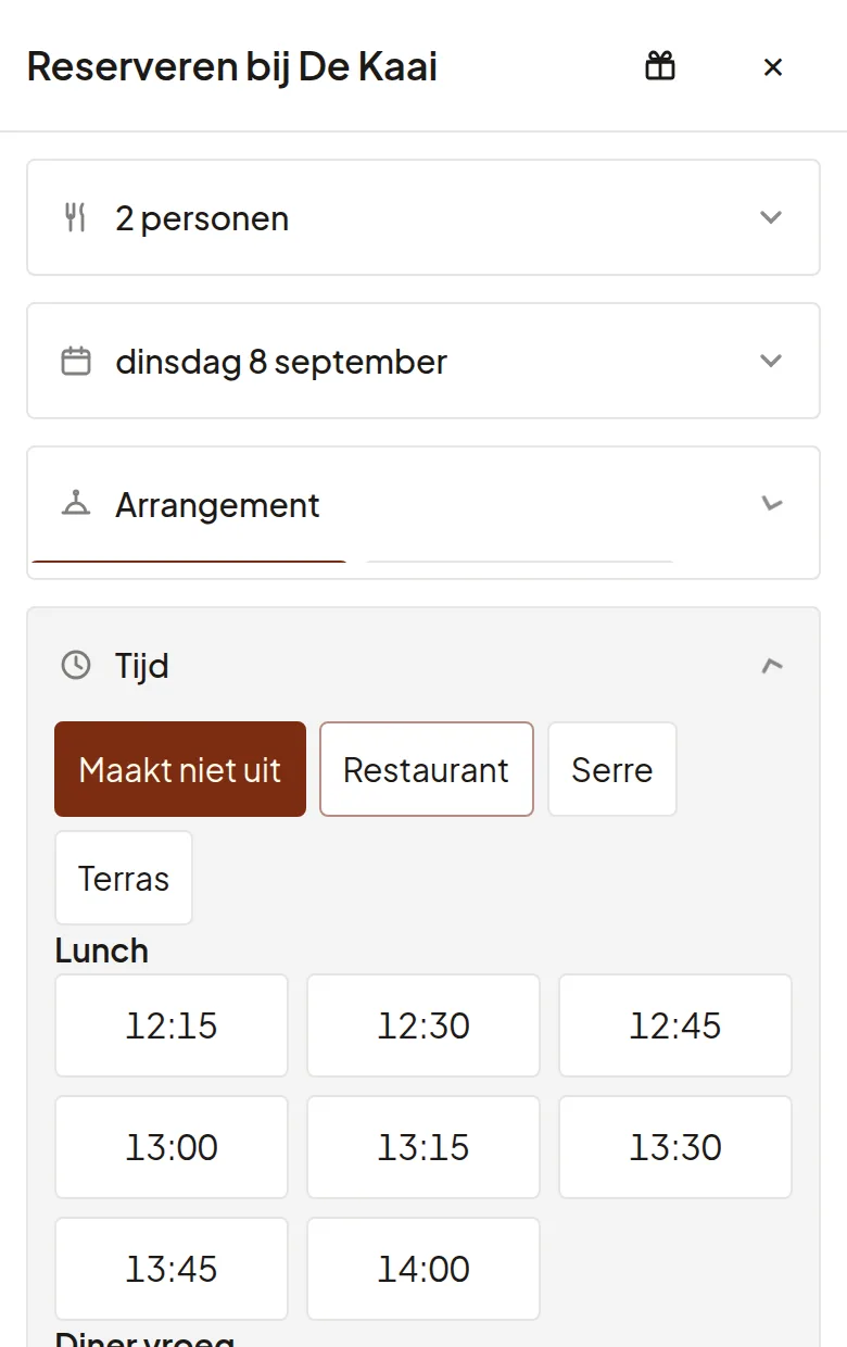 De reserveringswidget op een telefoon: twee personen, dinsdag, en de tijden voor lunch en diner.
