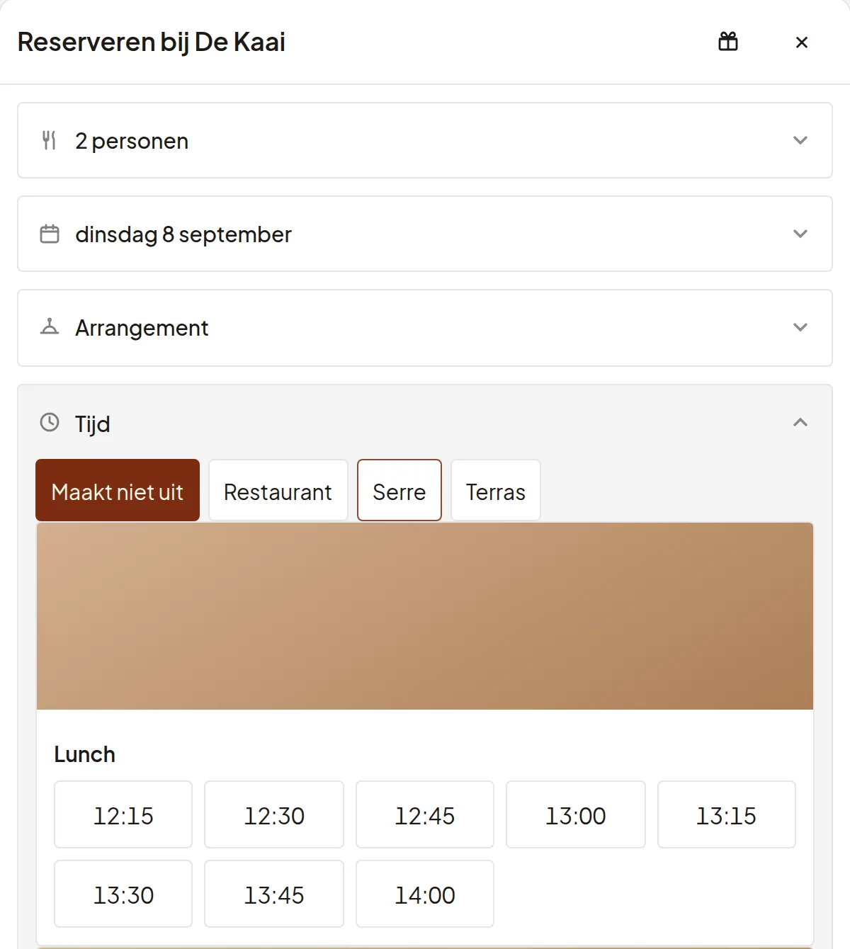 El widget de reservas del restaurante de demostración: dos personas, martes 8 de septiembre, a elegir entre restaurante, invernadero y terraza, y las horas libres para el almuerzo.